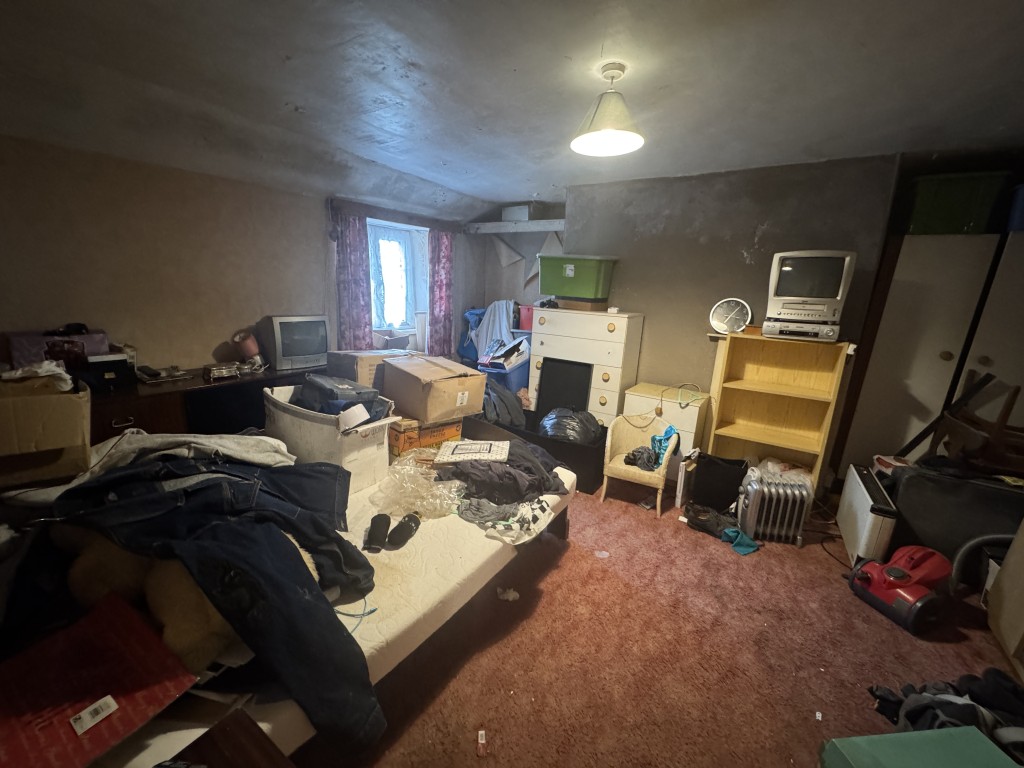 Lot: 112 - DETACHED COTTAGE FOR IMPROVEMENT - Bedroom one